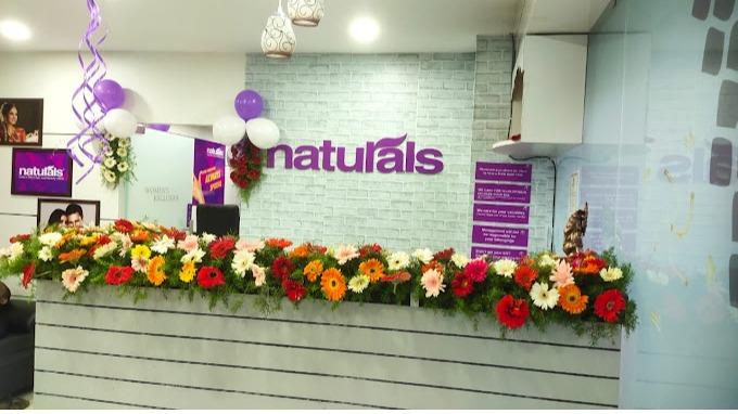 Naturals Saloon